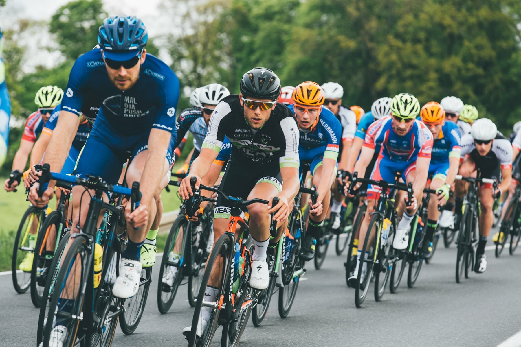 Wielerclub onderweg in een peloton