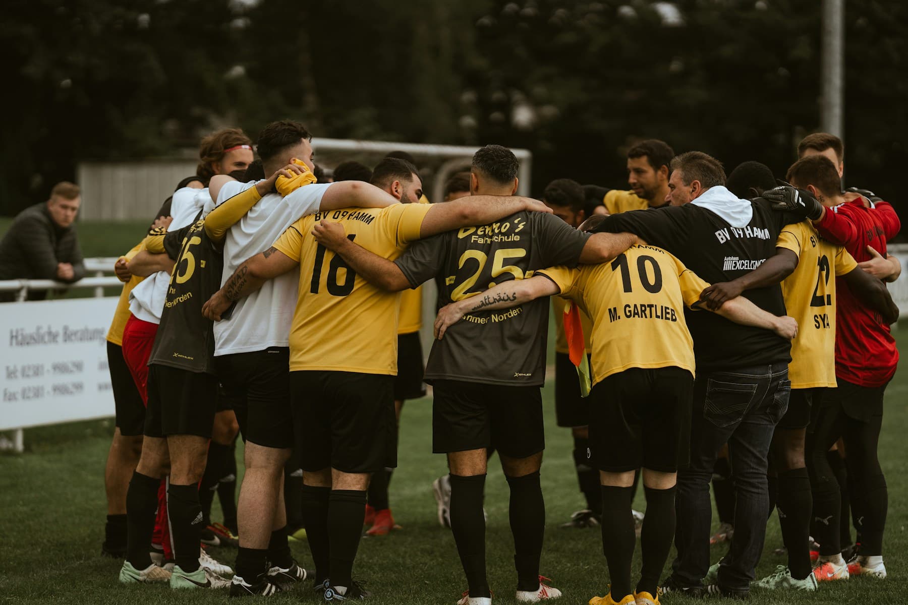 Voetbalploeg in een kring voor de wedstrijd