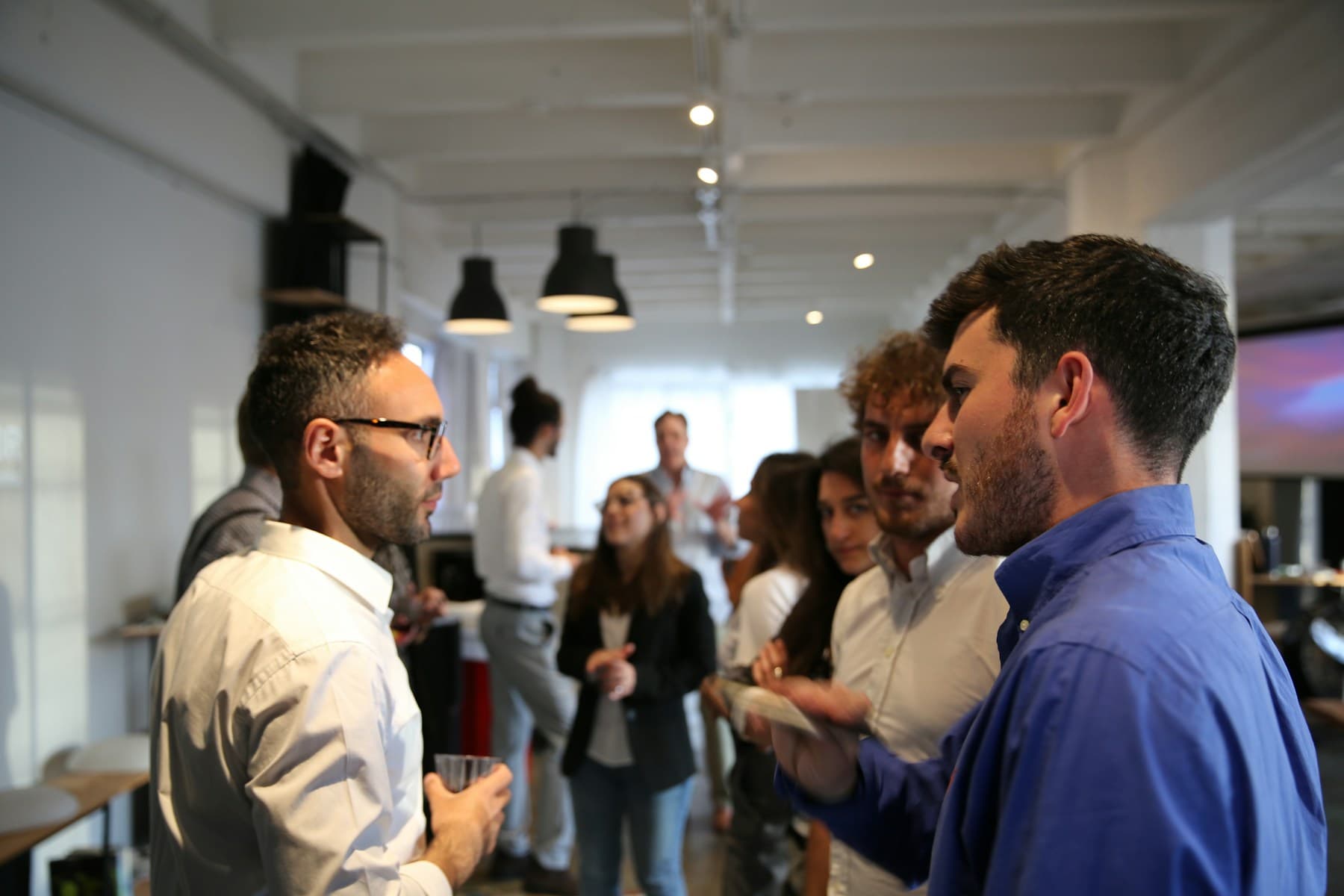 Leden in gesprek tijdens een netwerkbijeenkomst