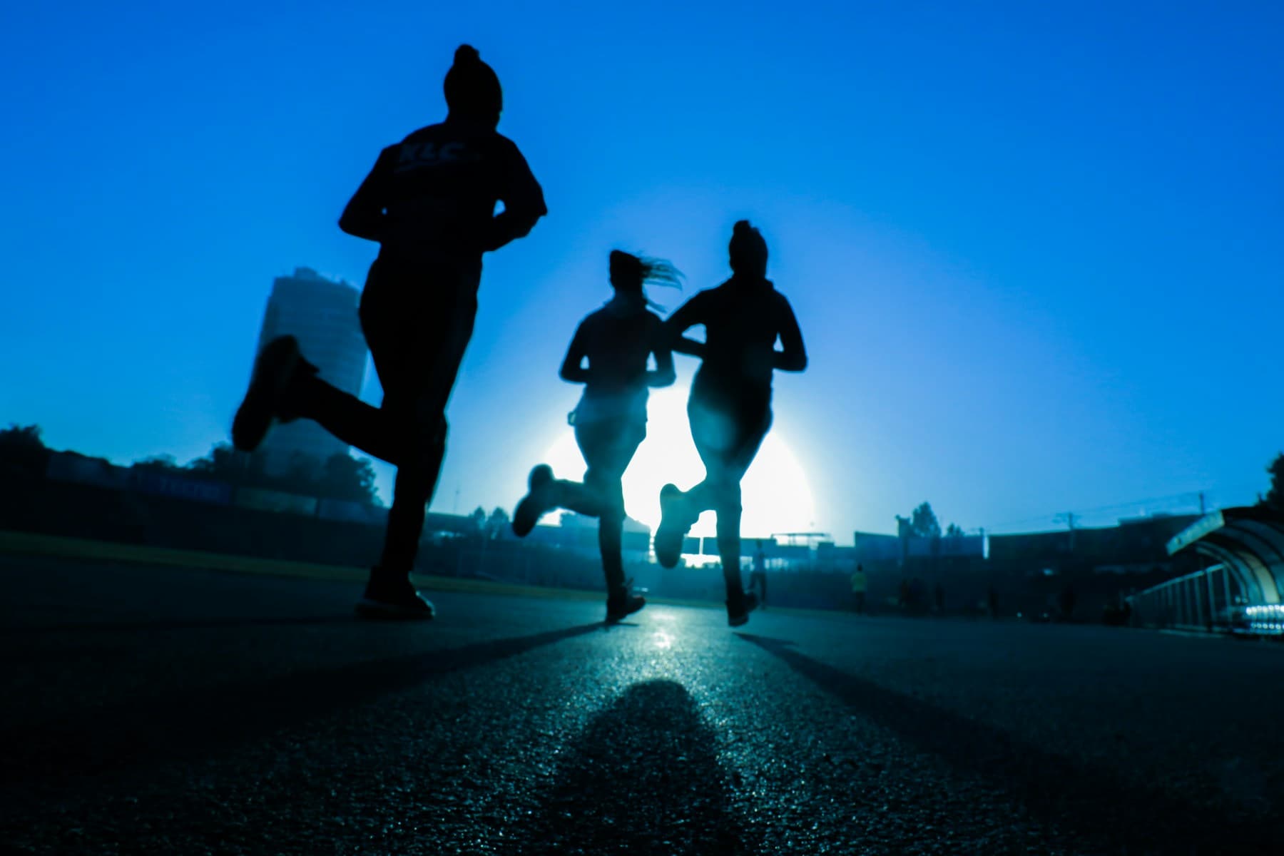 Loopgroep die samen aan een training begint