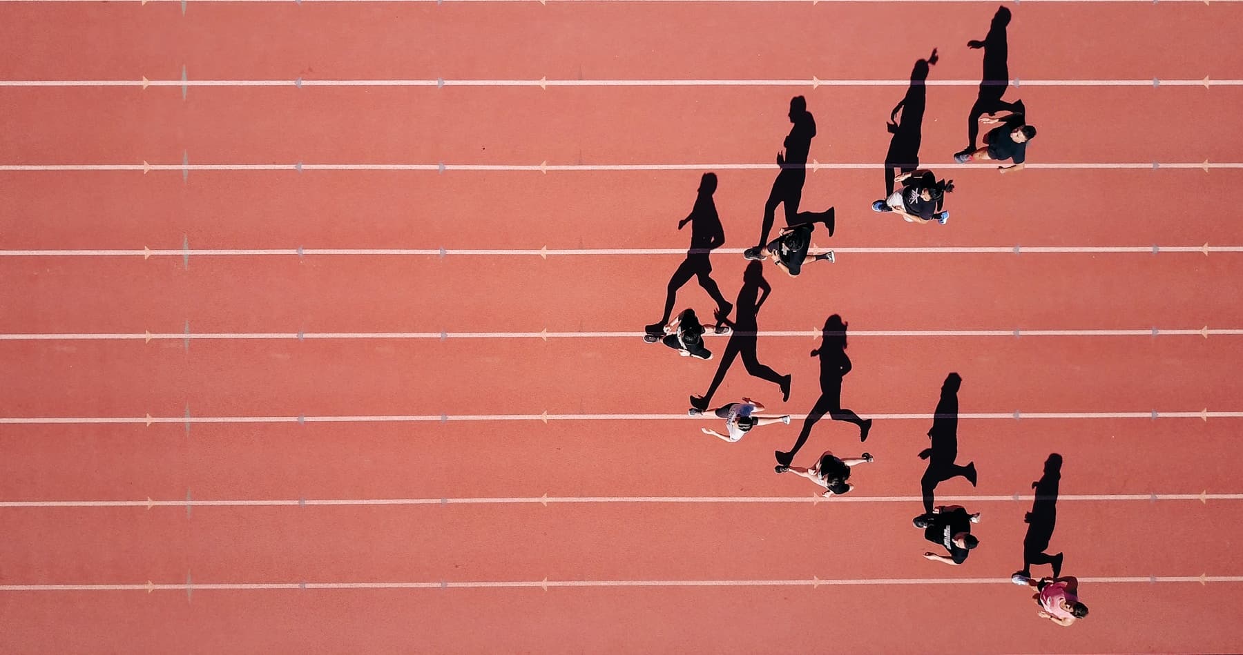Loopclub samen op de atletiekpiste