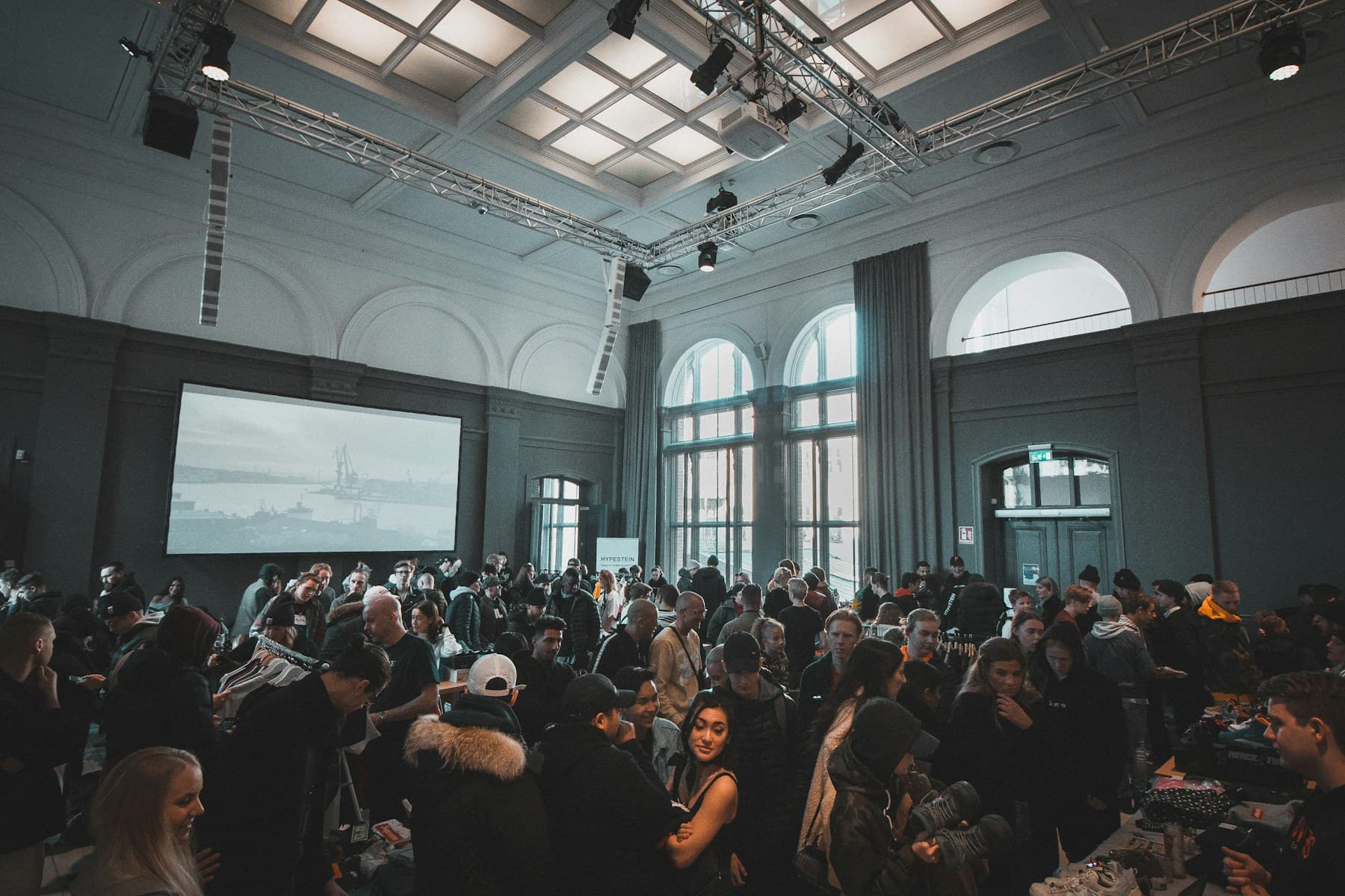 Leden en bezoekers tijdens een clubbeurs