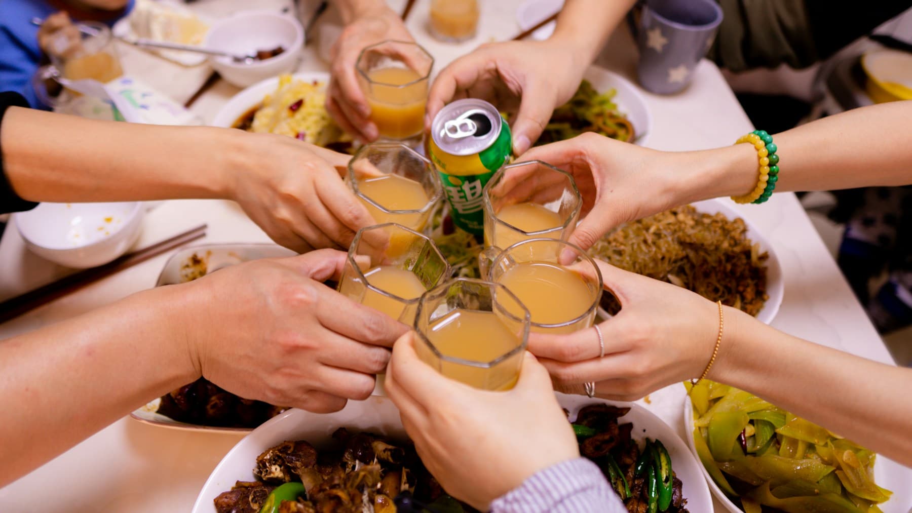 Clubleden samen rond de tafel